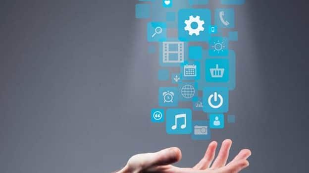 Hånd med strøm af app-ikoner over den, der symboliserer digitale værktøjer og services.